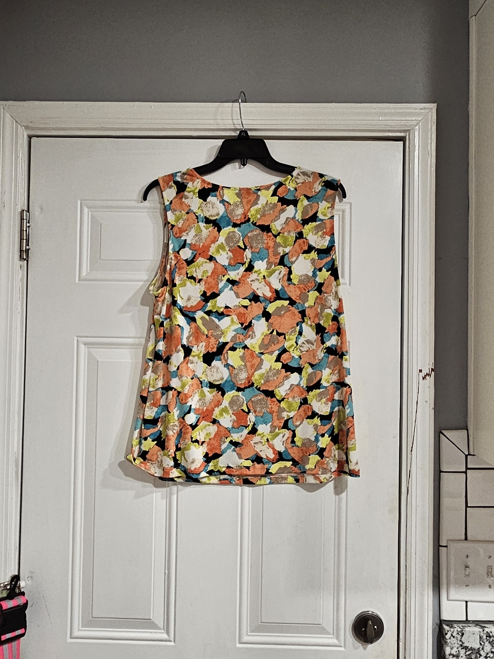 Kasper Sleeveless Floral-Print Tie-Neck Camisole in Coral, Navy & Lime - Picture 5 of 5